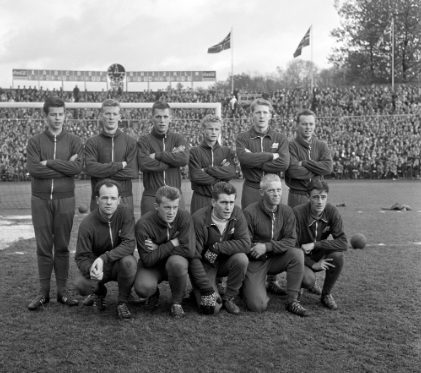 Cupfinalelaget 1962:
Bak fra venstre: Øyvind Sande, Harald Bersaas, Per Sønstabø, Øyvind Risanger, Egil Andersen, Karsten Mortveit.
Foran: Sigurd Odland, Dagfinn Aspen, Reidar Olsen, Arne Pensgård, Jan Hessen