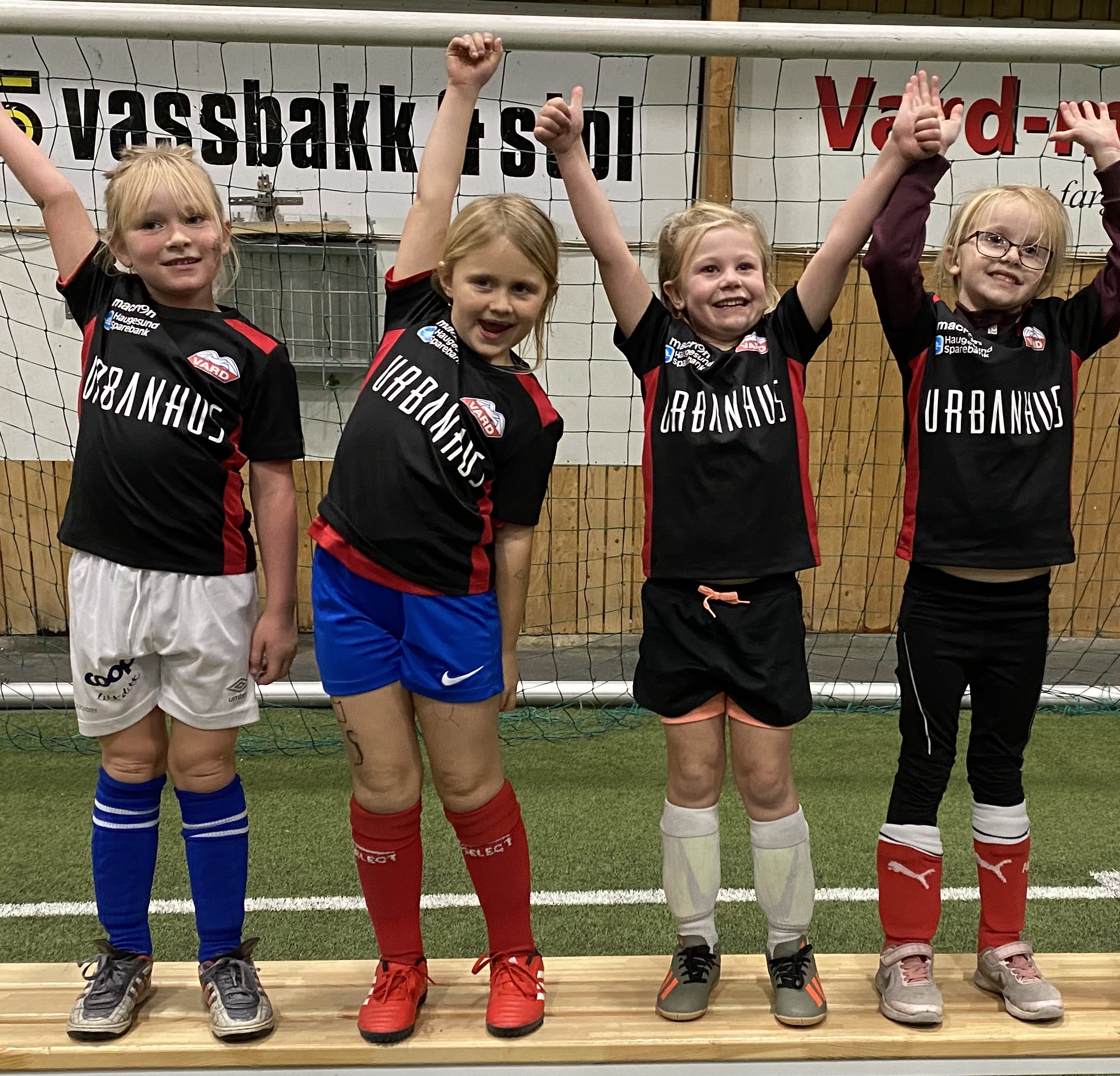 HEIA VARD: F.v.: Liva Christine Nummedal Holtan, Amalie Kristoffersen, Una Marie Schiefloe Kaarstad og Madeleine Kristiansen. Foto: Marit Nilsen